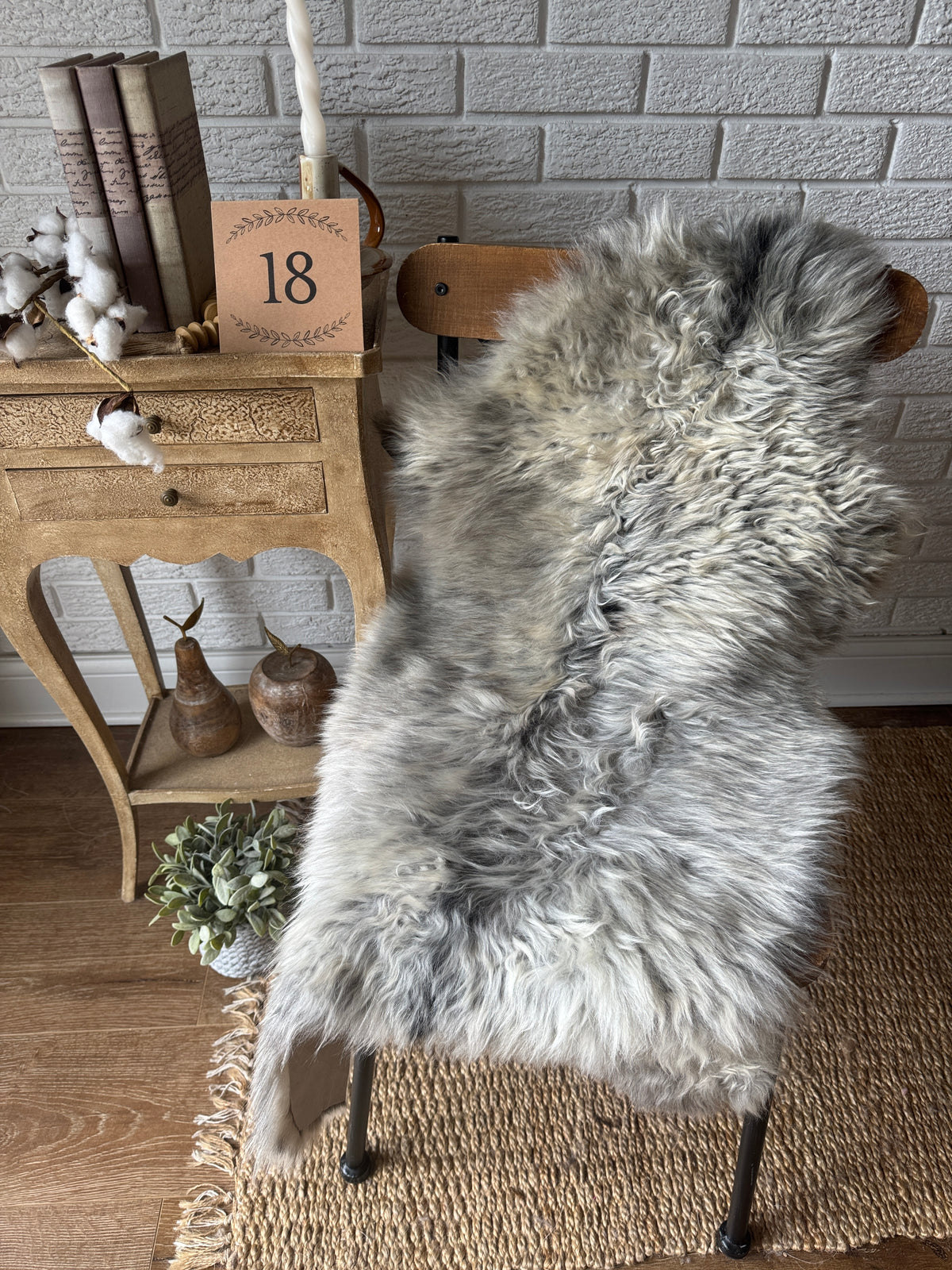 Follkee Natural Sheepskin Rug – Silver White Shades, Scandinavian Decor, All‑Natural Wool MEL43