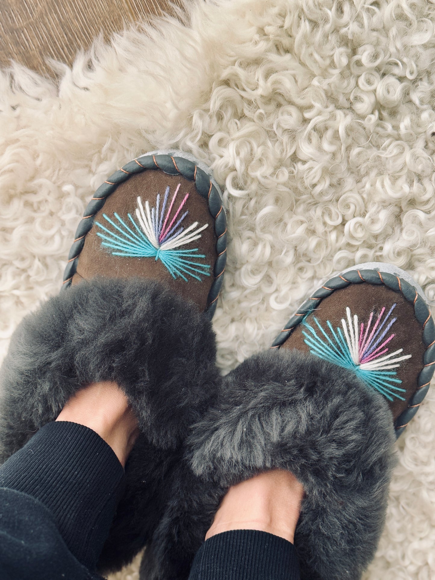 Embroidered Women's Sheepskin Slippers US8 - Folklore Feet