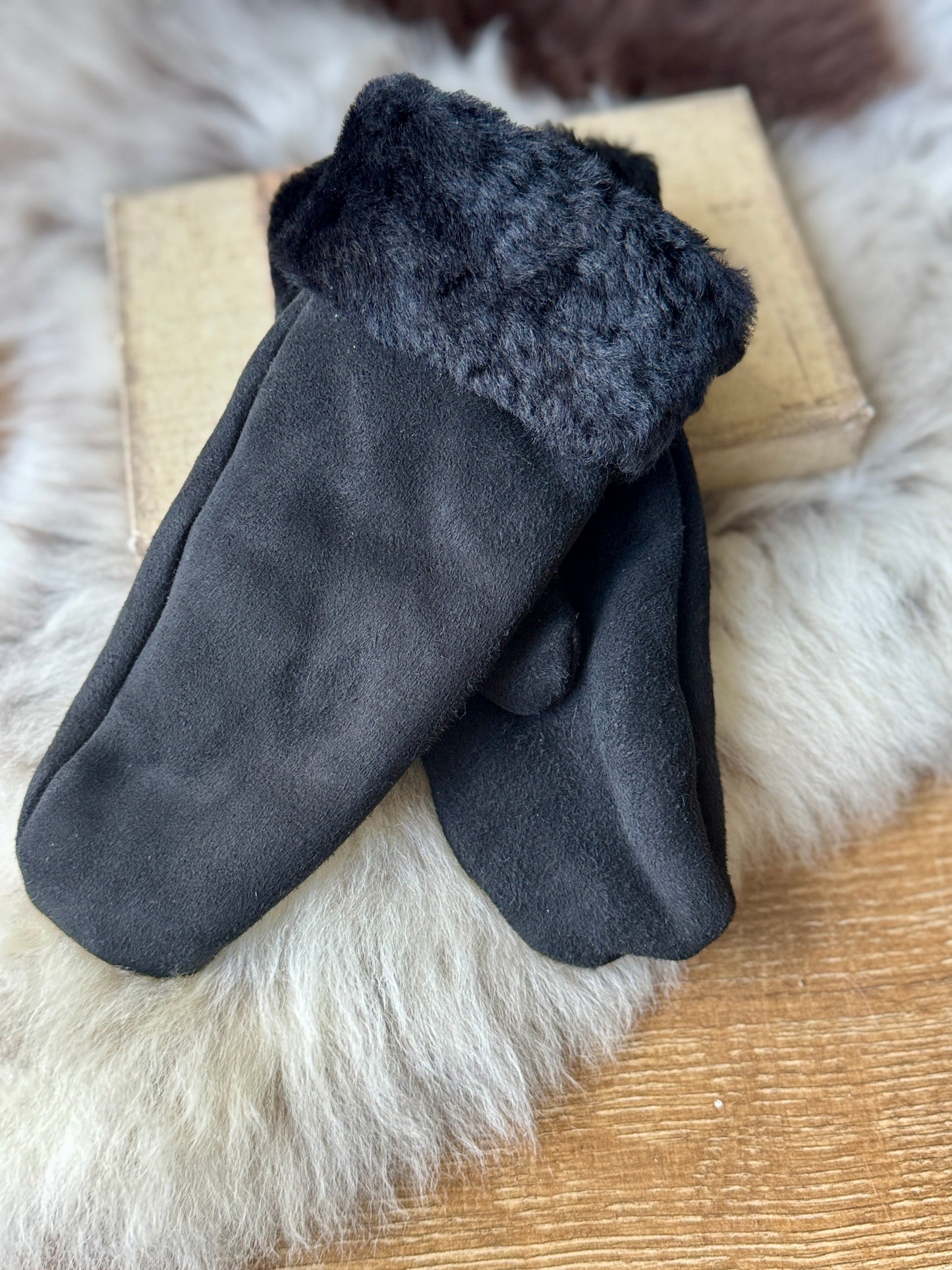 Follkee Handmade Sheepskin Mittens – Sustainable, Stylish & Warm| Unisex | Merino Wool |100% Natural