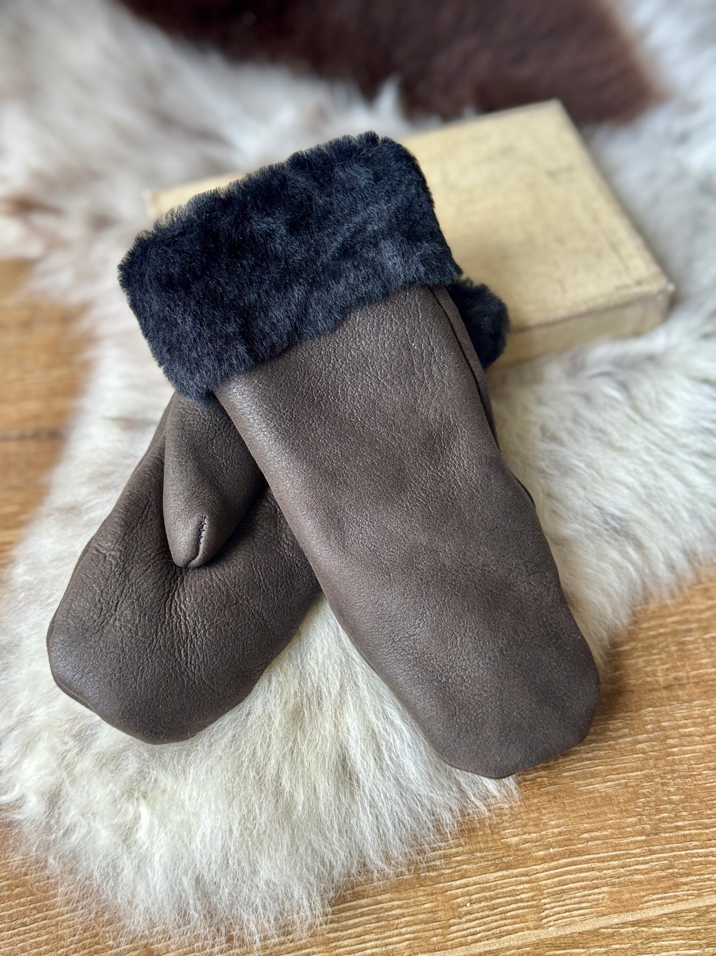 Follkee Handmade Sheepskin Mittens – Sustainable, Stylish & Warm| Unisex | Merino Wool |100% Natural