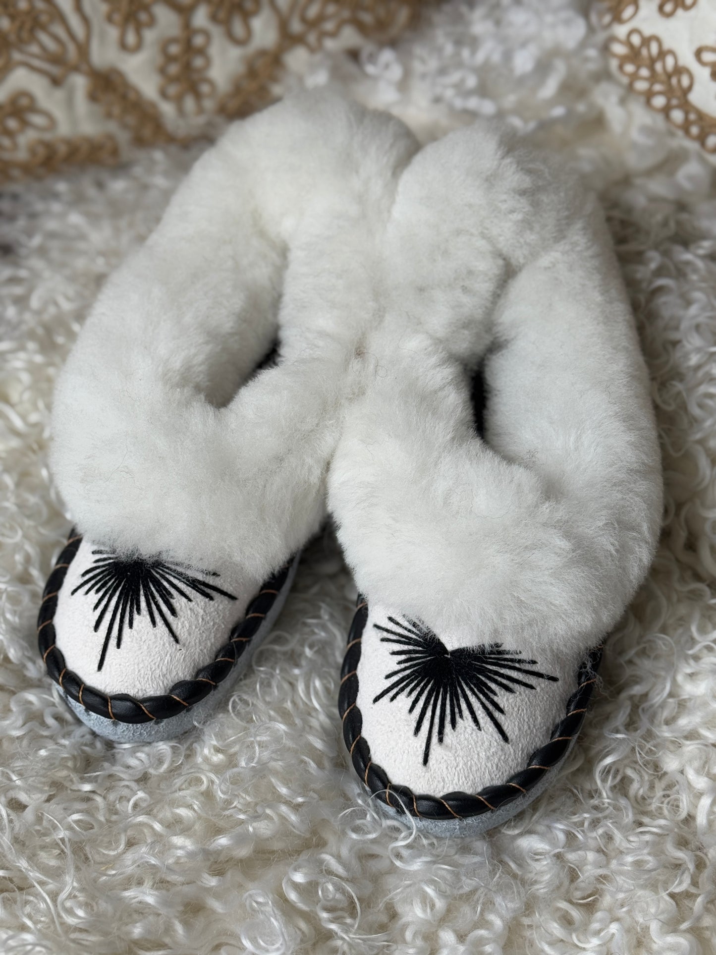 Embroidered Women's Sheepskin Slippers US8 - Folklore Feet