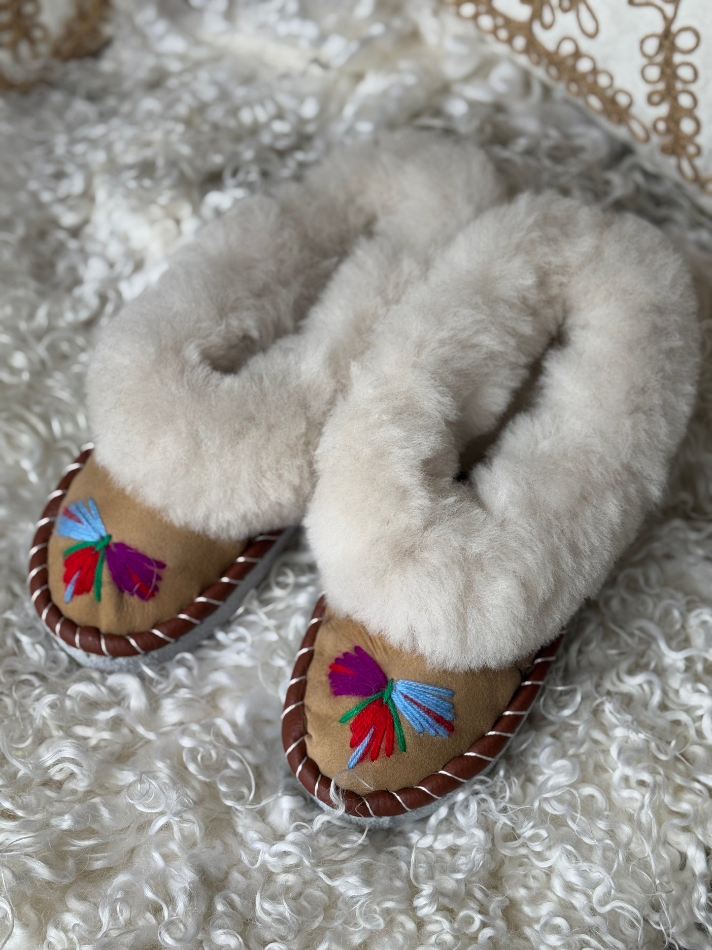 Embroidered Women's Sheepskin Slippers US8 - Folklore Feet