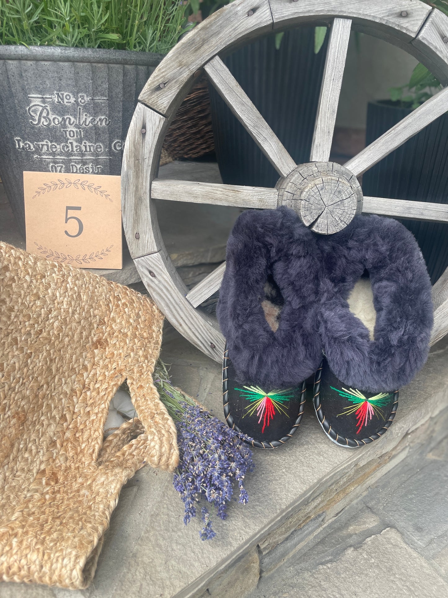 Embroidered Women's Sheepskin Slippers US8 - Folklore Feet