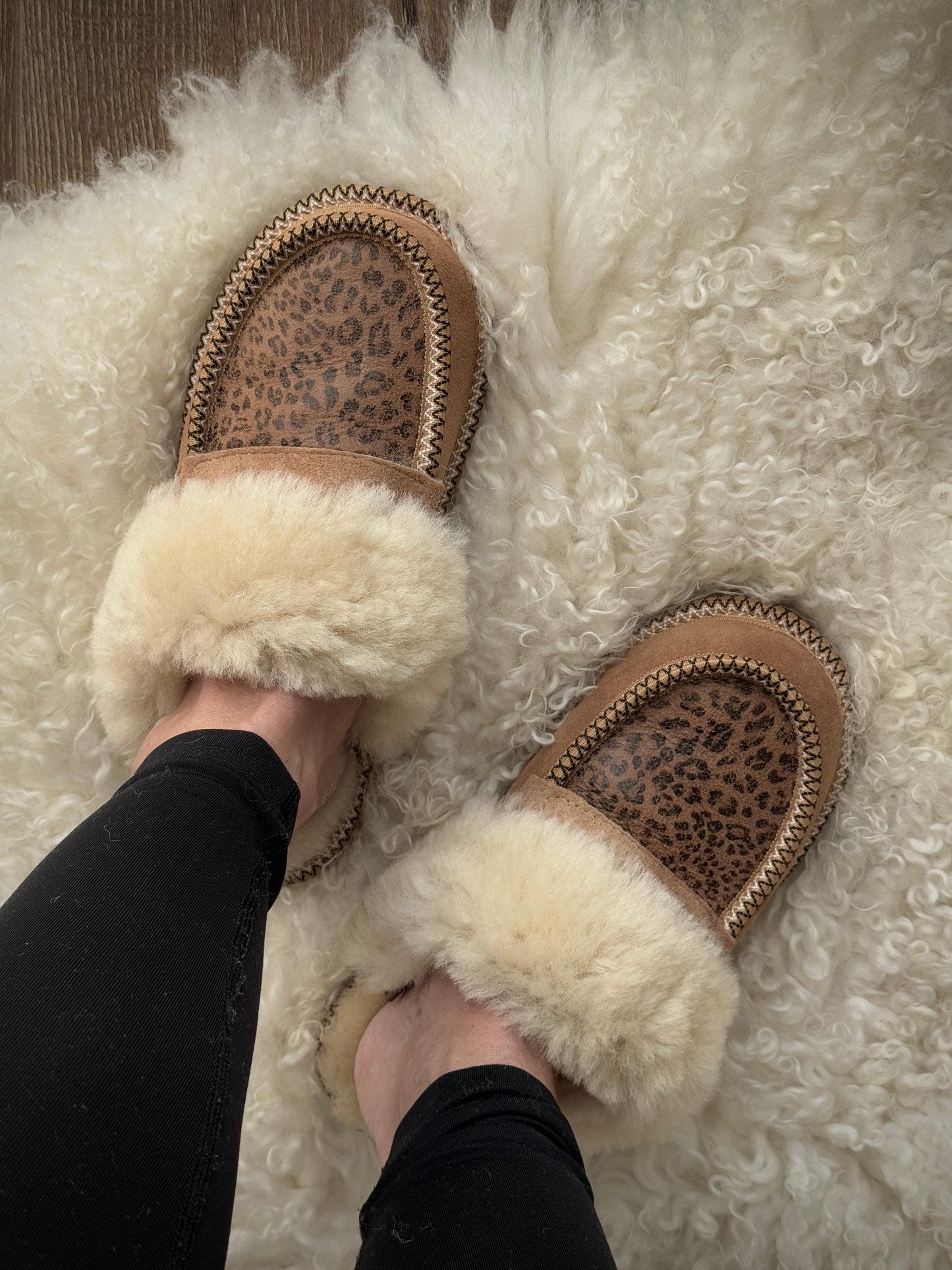 Stylish Women’s Sheepskin Slip-Ons – Leopard Theme, Ultra Soft, Ultra-Light Slippers, House Shoes