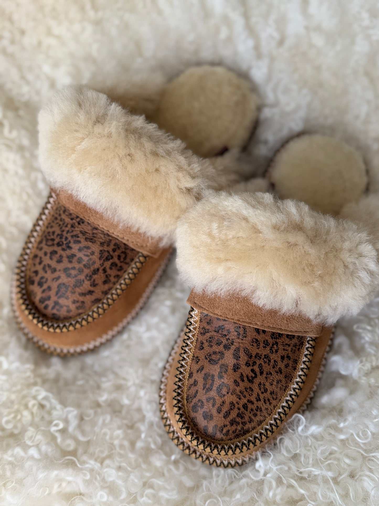Stylish Women’s Sheepskin Slip-Ons – Leopard Theme, Ultra Soft, Ultra-Light Slippers, House Shoes