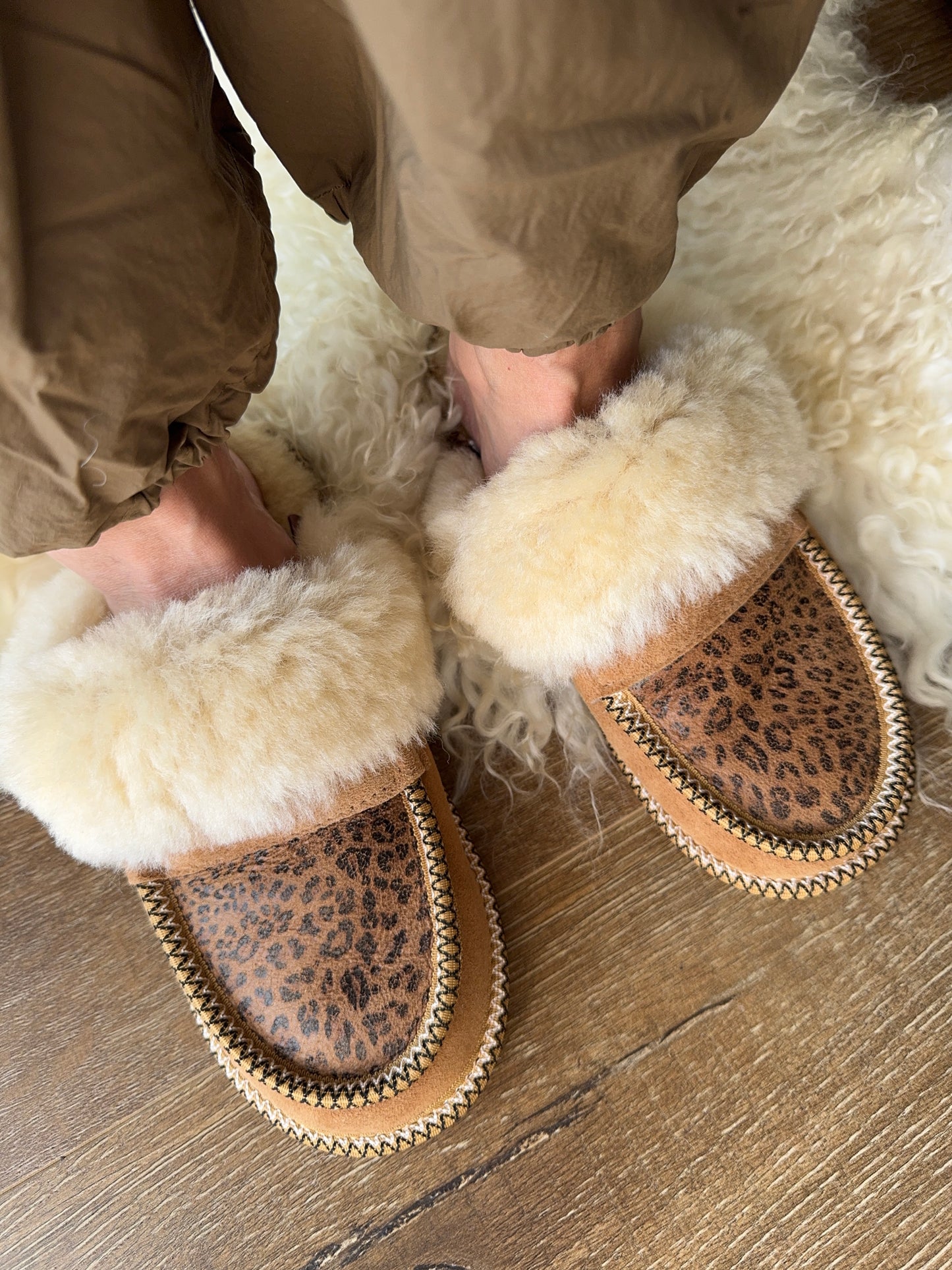 Stylish Women’s Sheepskin Slip-Ons – Leopard Theme, Ultra Soft, Ultra-Light Slippers, House Shoes