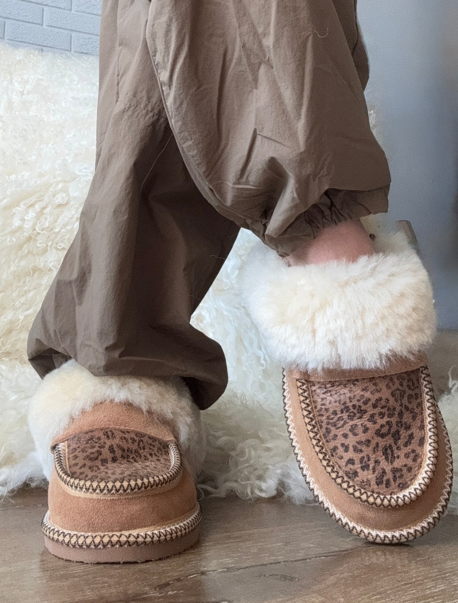 Stylish Women’s Sheepskin Slip-Ons – Leopard Theme, Ultra Soft, Ultra-Light Slippers, House Shoes