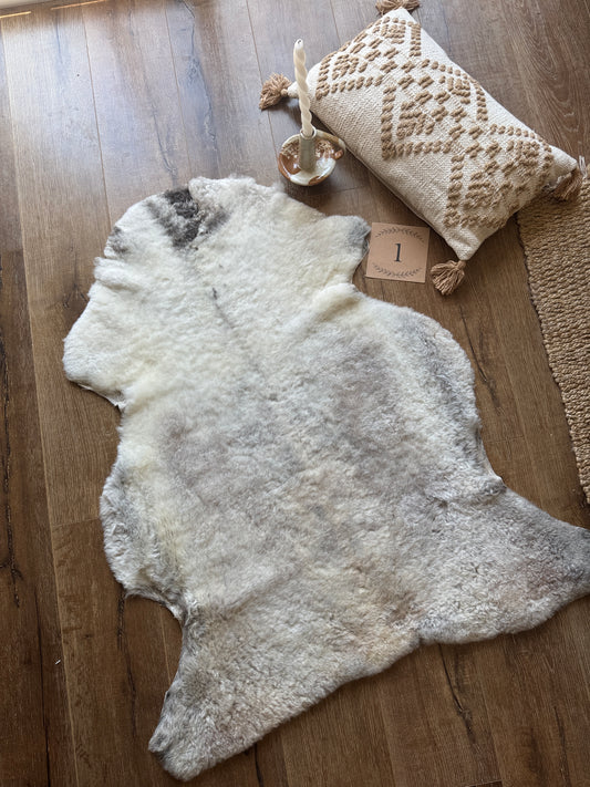 Melerade Natural Sheepskin Rug Short Wool – Genuine Sheepskin Pelt Throw | FOLLKEE Leather‑Back Fur Decor