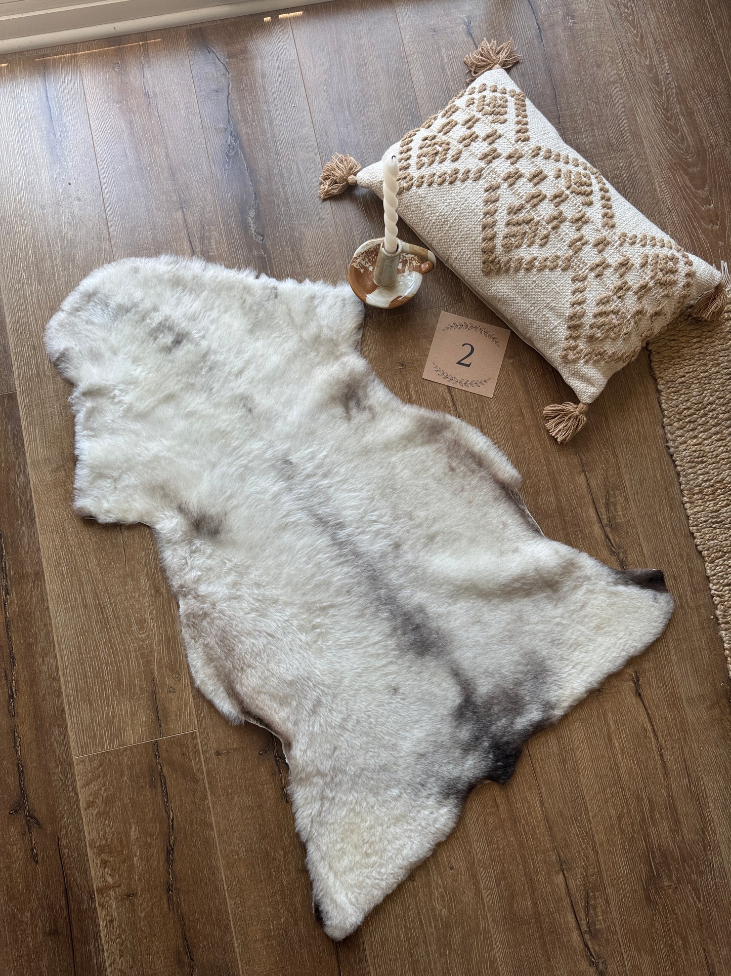 Melerade Natural Sheepskin Rug Short Wool – Genuine Sheepskin Pelt Throw | FOLLKEE Leather‑Back Fur Decor