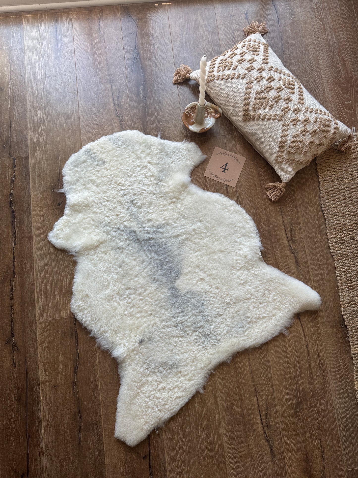Melerade Natural Sheepskin Rug Short Wool – Genuine Sheepskin Pelt Throw | FOLLKEE Leather‑Back Fur Decor