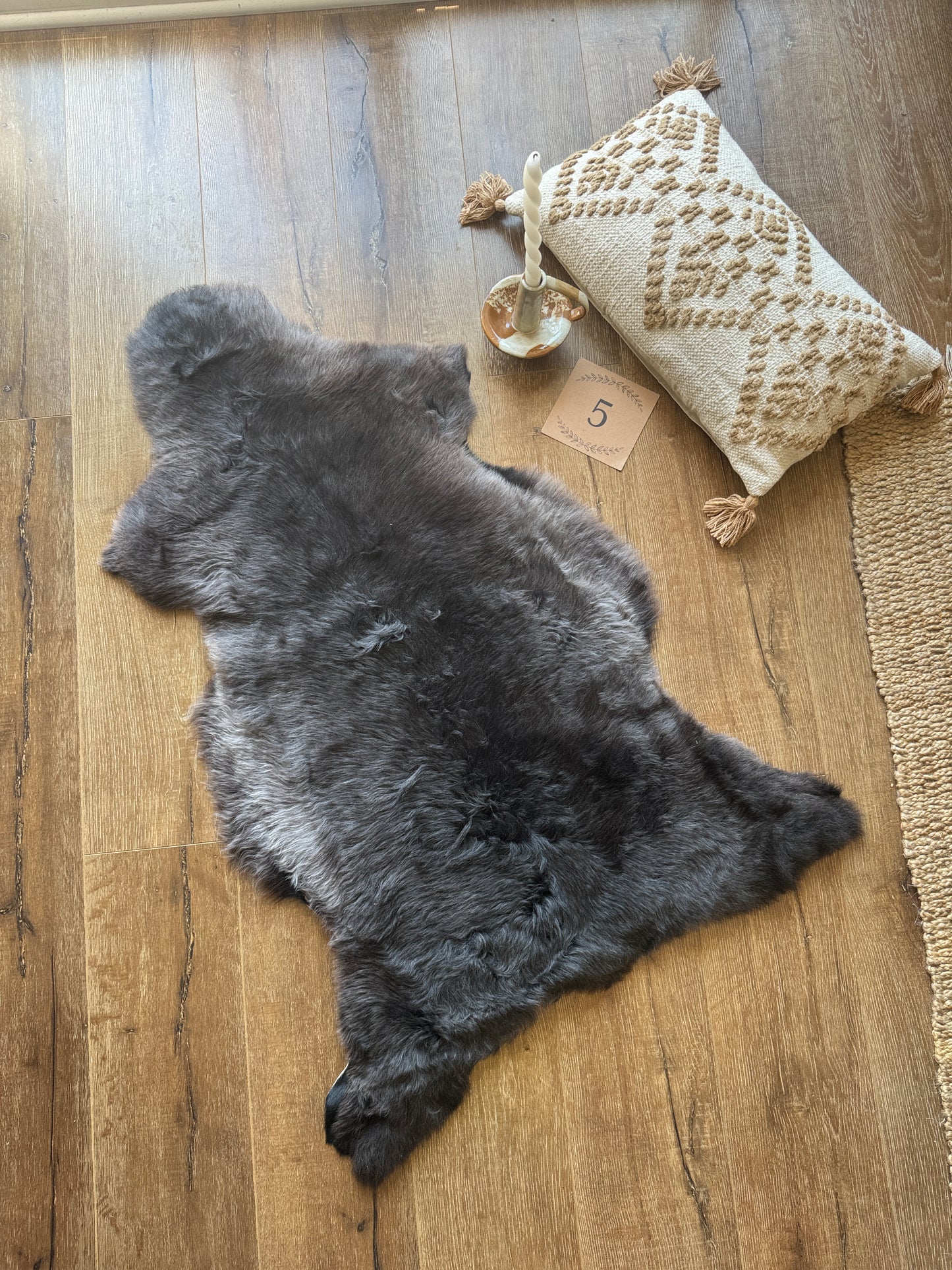 Melerade Natural Sheepskin Rug Short Wool – Genuine Sheepskin Pelt Throw | FOLLKEE Leather‑Back Fur Decor