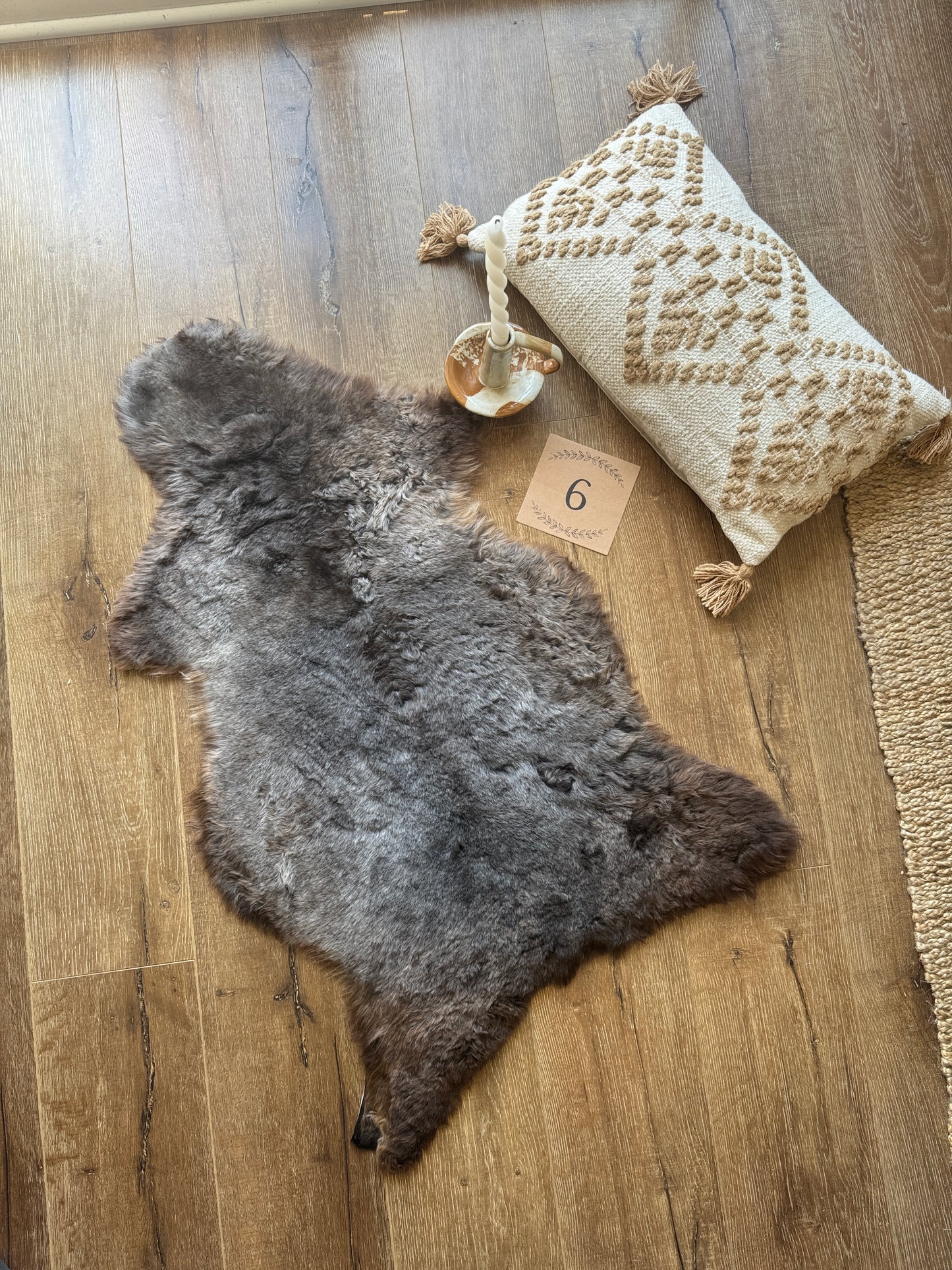 Melerade Natural Sheepskin Rug Short Wool – Genuine Sheepskin Pelt Throw | FOLLKEE Leather‑Back Fur Decor