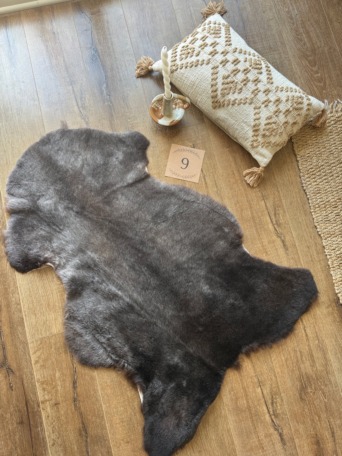 Melerade Natural Sheepskin Rug Short Wool – Genuine Sheepskin Pelt Throw | FOLLKEE Leather‑Back Fur Decor