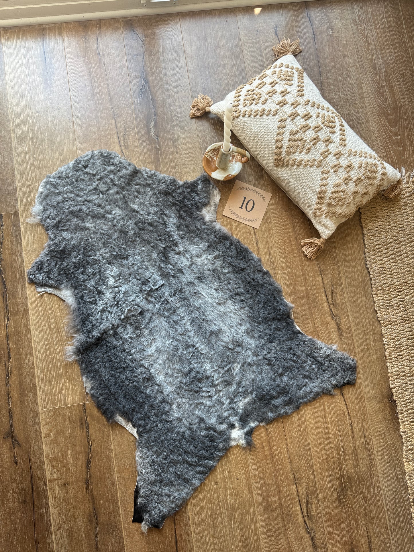 Melerade Natural Sheepskin Rug Short Wool – Genuine Sheepskin Pelt Throw | FOLLKEE Leather‑Back Fur Decor