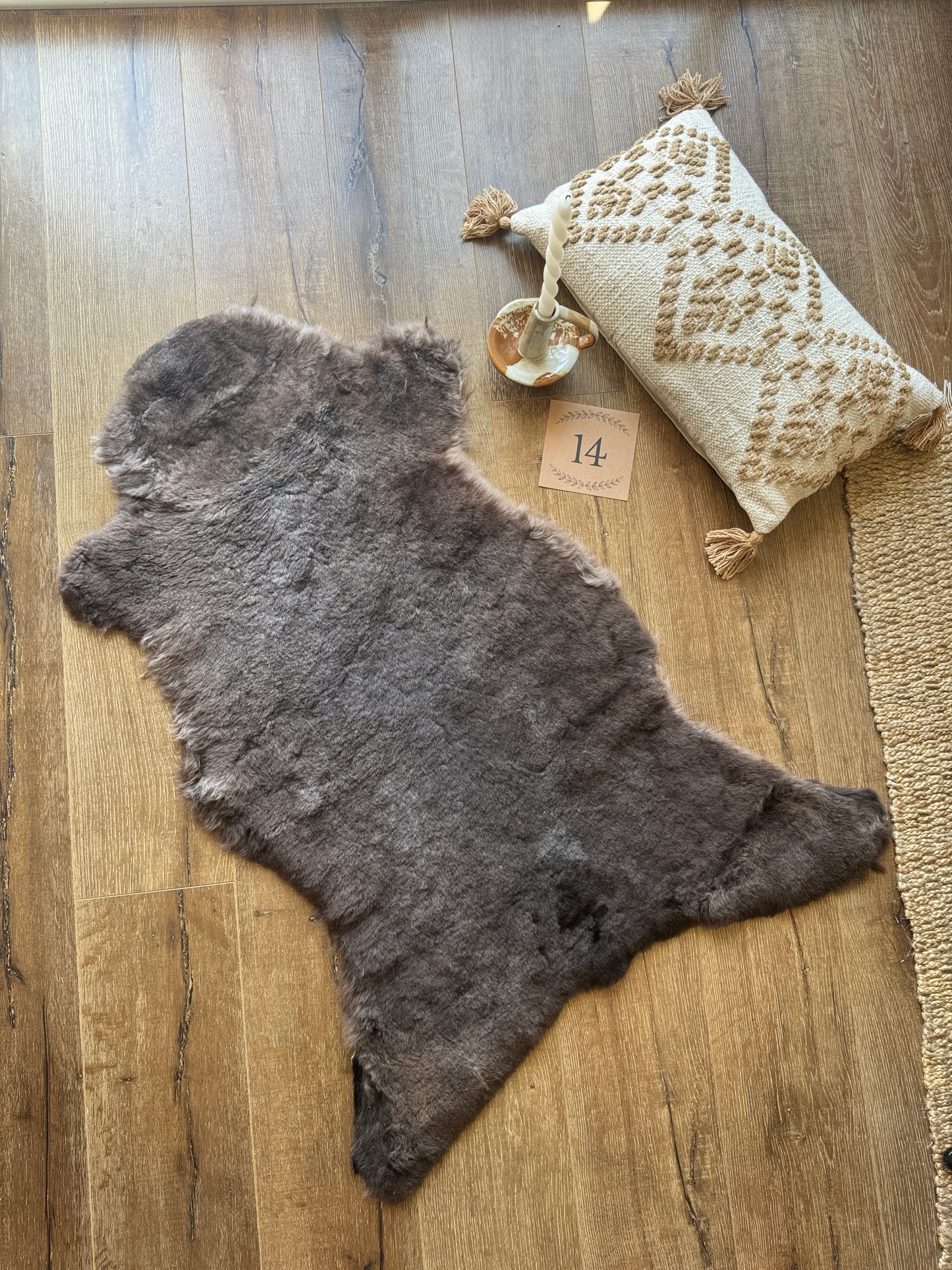 Melerade Natural Sheepskin Rug Short Wool – Genuine Sheepskin Pelt Throw | FOLLKEE Leather‑Back Fur Decor