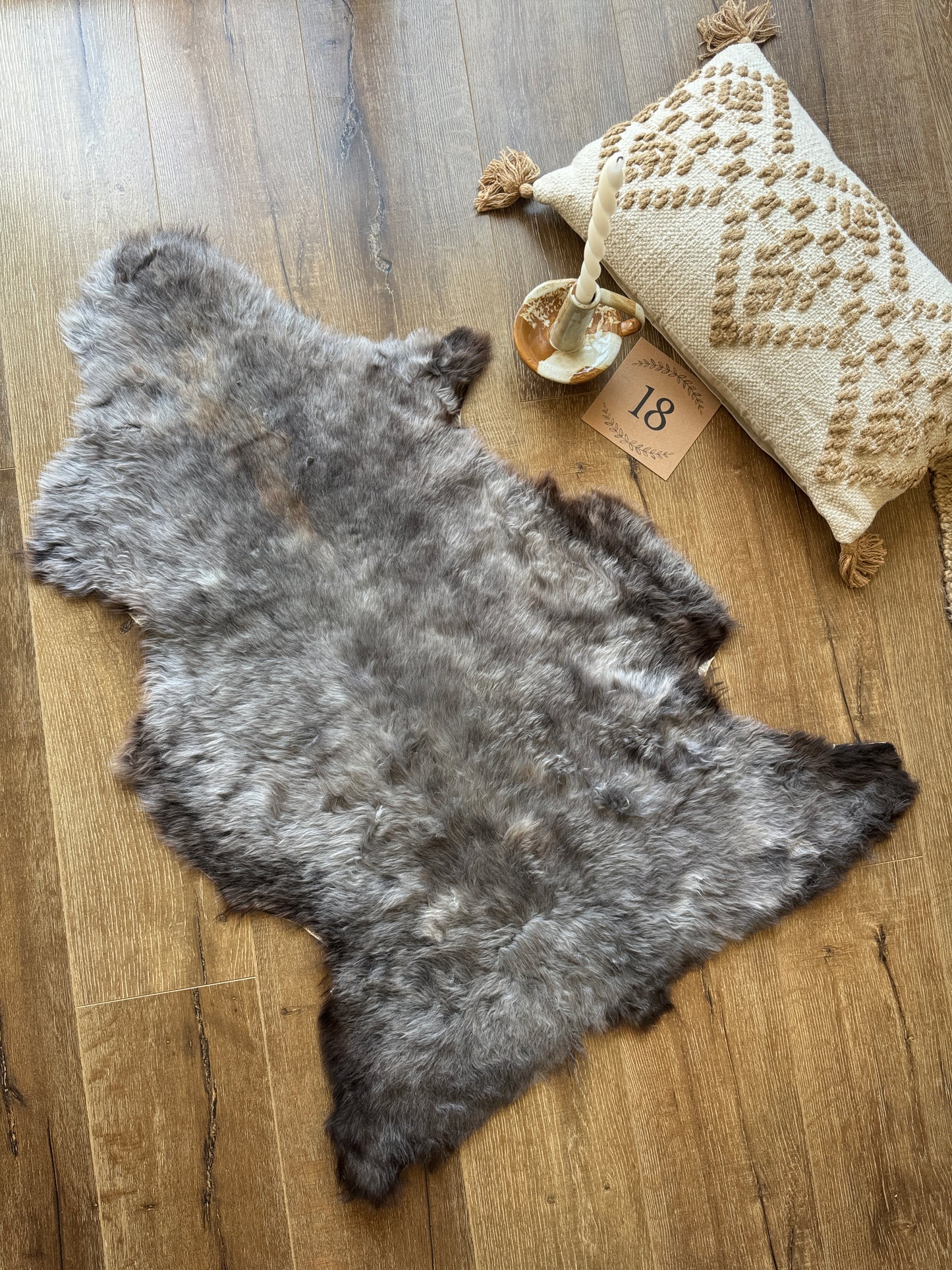 Melerade Natural Sheepskin Rug Short Wool – Genuine Sheepskin Pelt Throw | FOLLKEE Leather‑Back Fur Decor