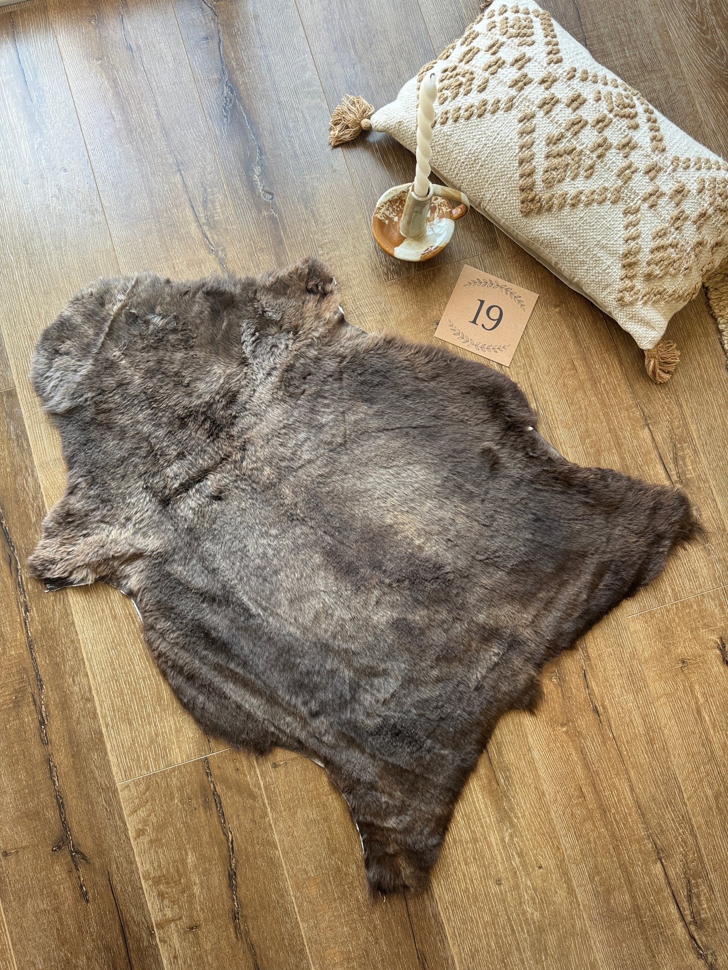 Melerade Natural Sheepskin Rug Short Wool – Genuine Sheepskin Pelt Throw | FOLLKEE Leather‑Back Fur Decor
