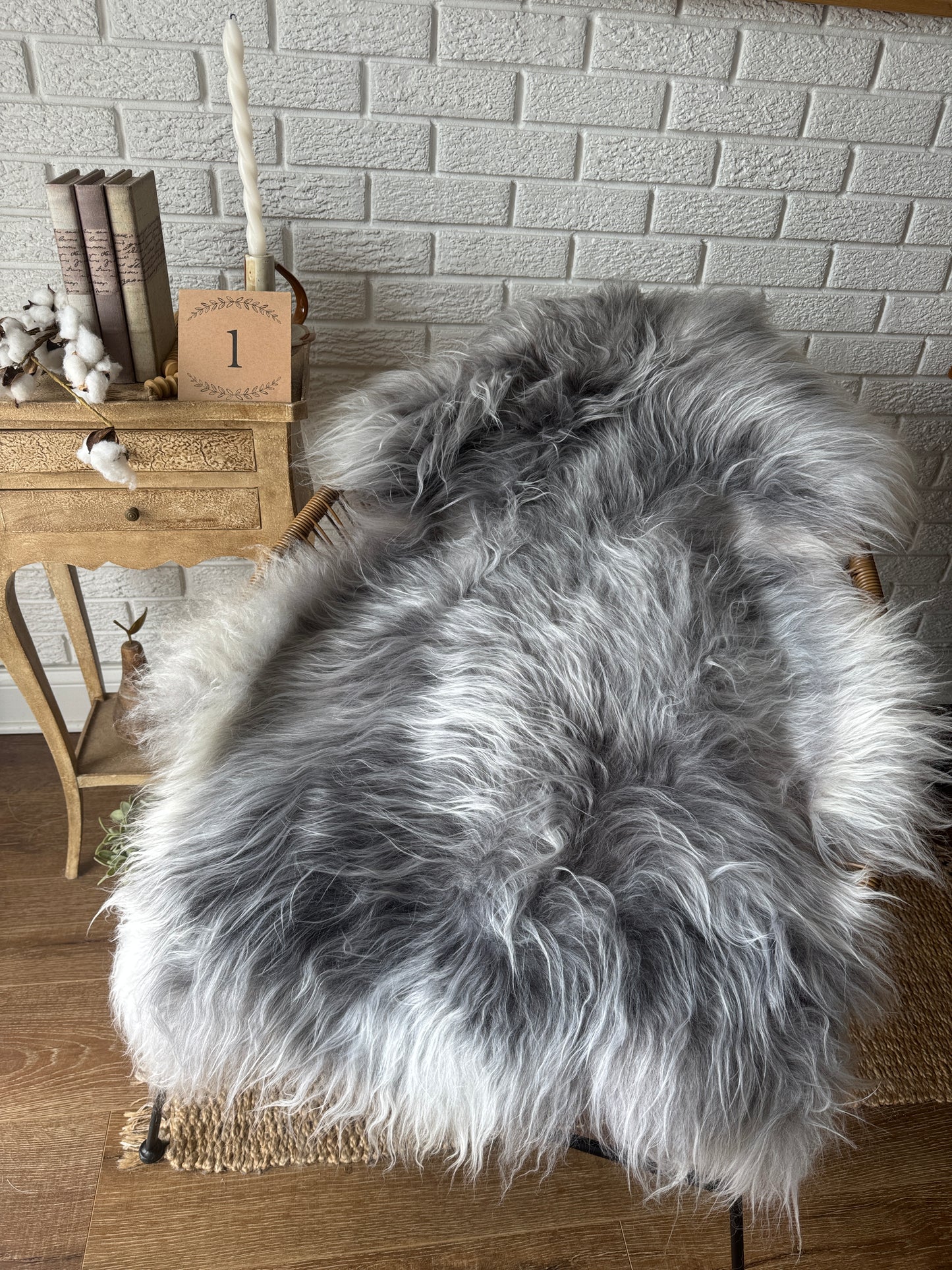 Follkee Natural Sheepskin Rug – Silver White Shades, Scandinavian Decor, All‑Natural Wool MEL43