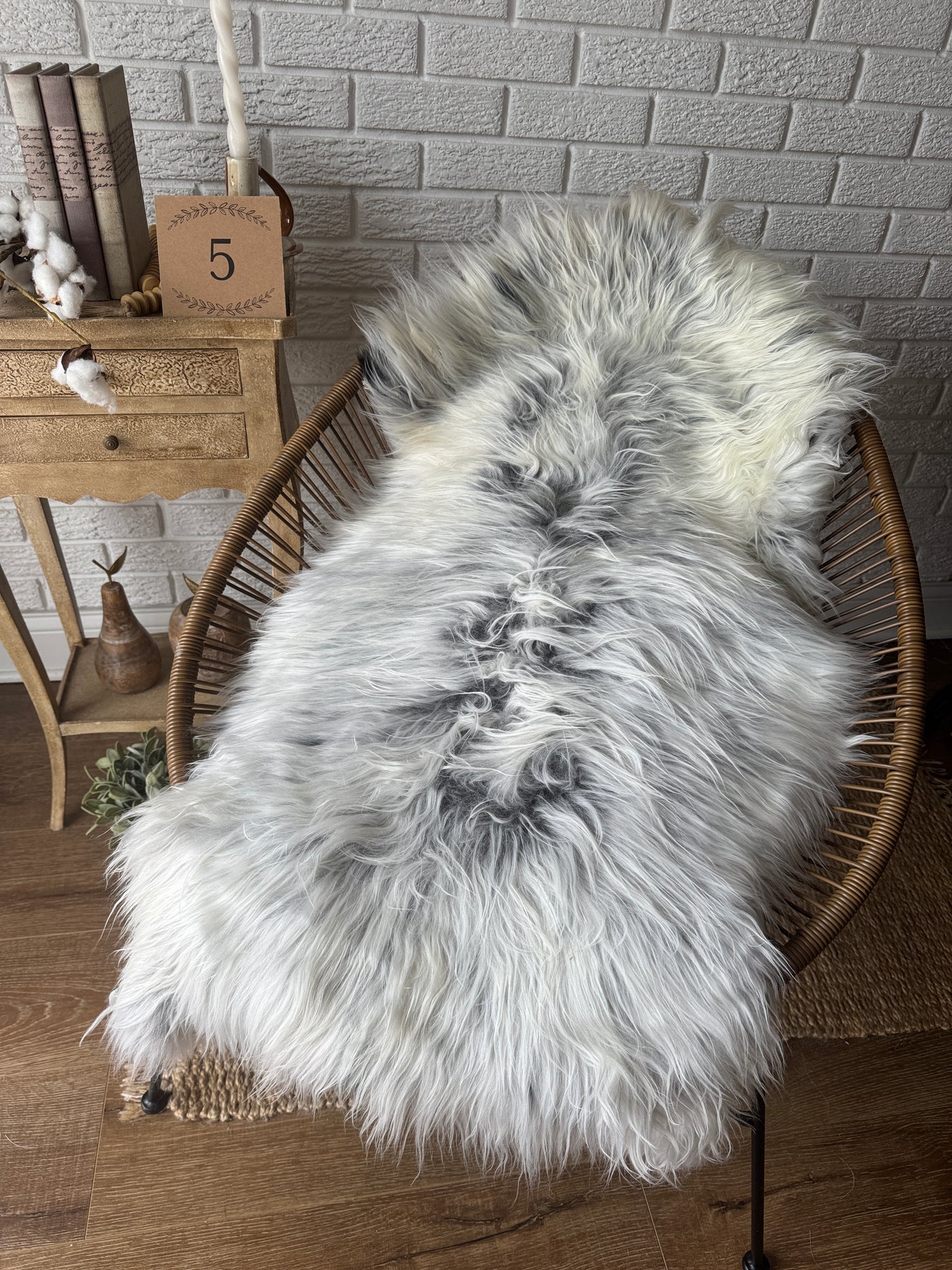 Follkee Natural Sheepskin Rug – Silver White Shades, Scandinavian Decor, All‑Natural Wool MEL43