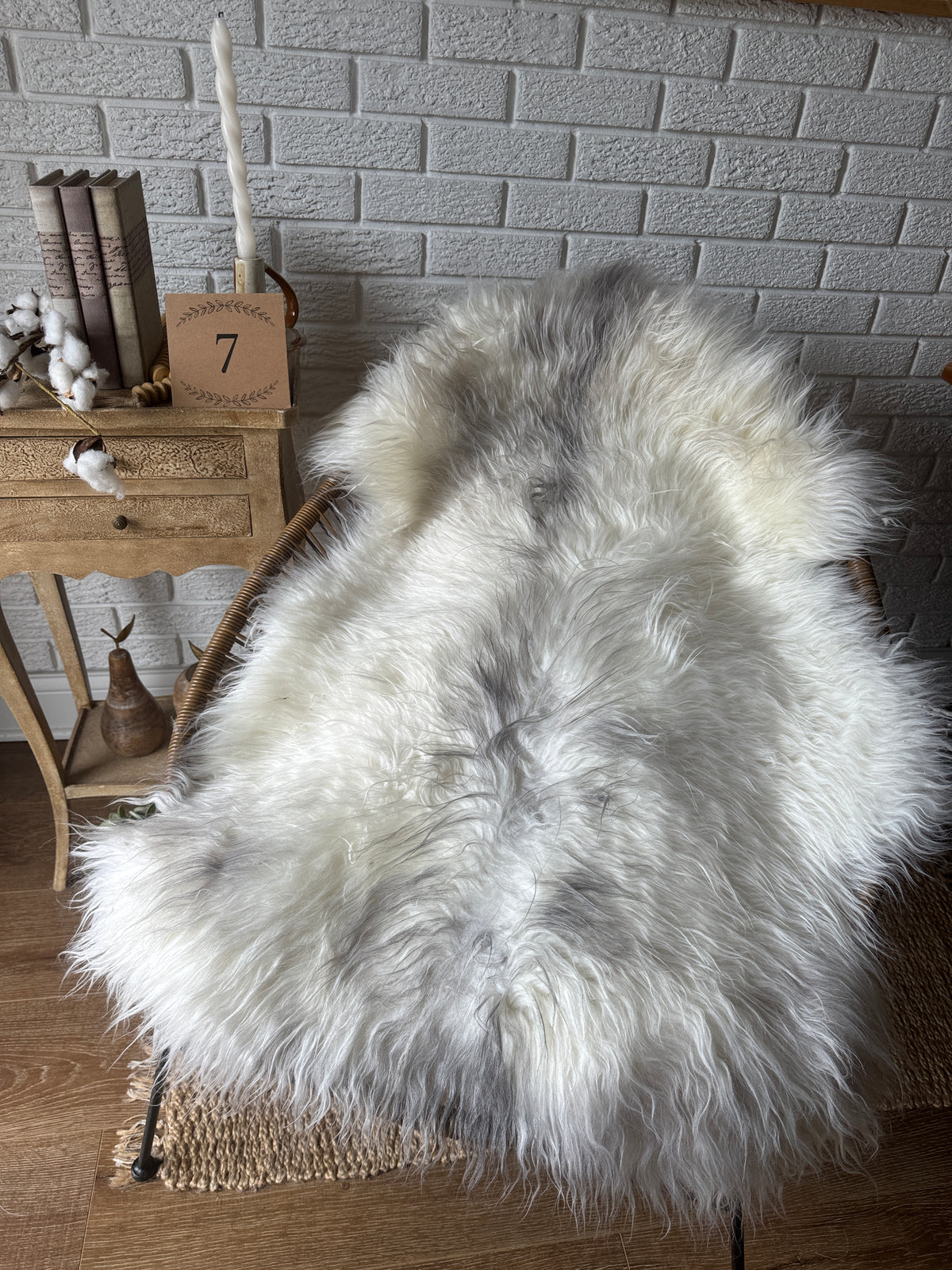 Follkee Natural Sheepskin Rug – Silver White Shades, Scandinavian Decor, All‑Natural Wool MEL43