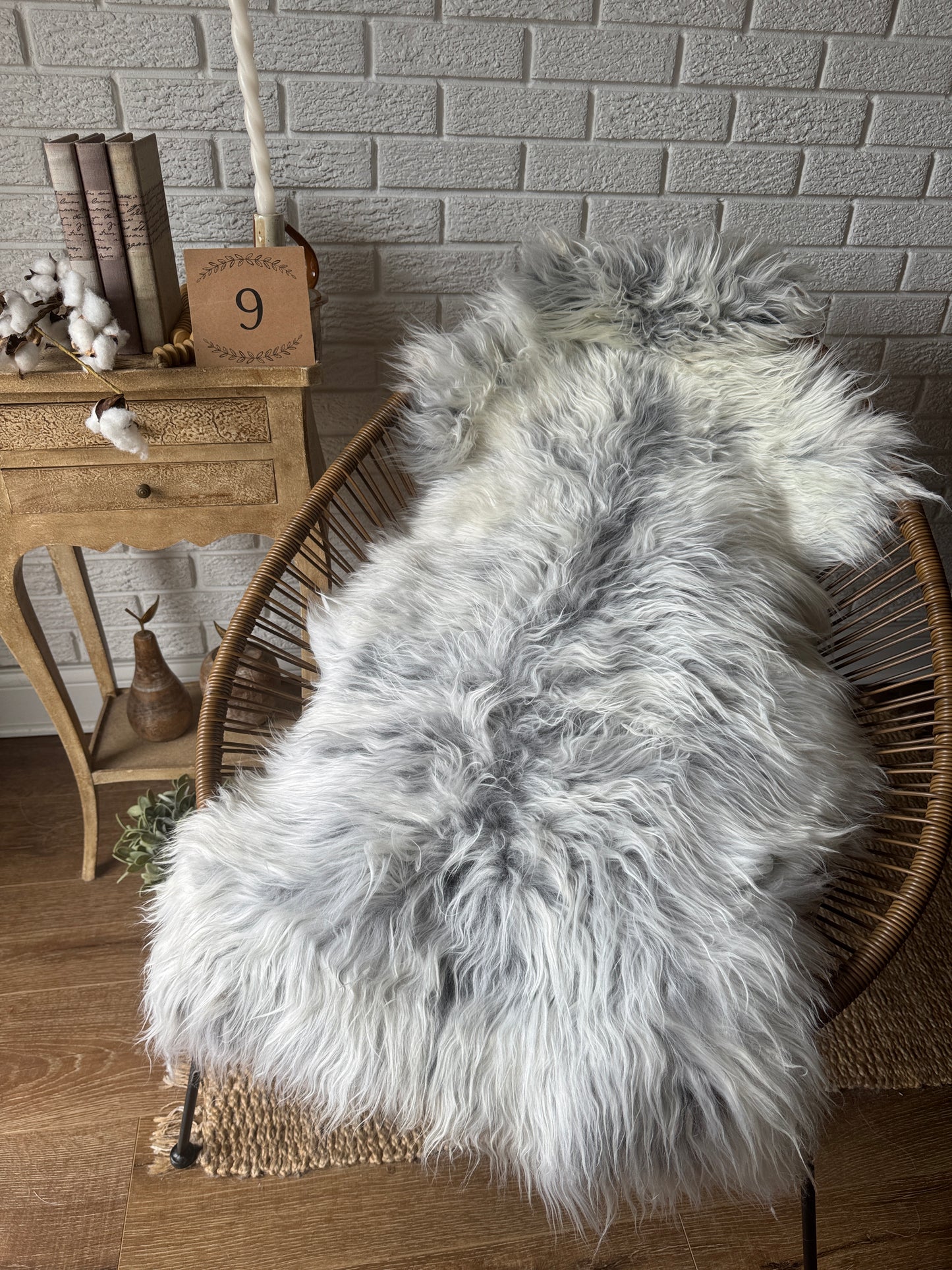 Follkee Natural Sheepskin Rug – Silver White Shades, Scandinavian Decor, All‑Natural Wool MEL43