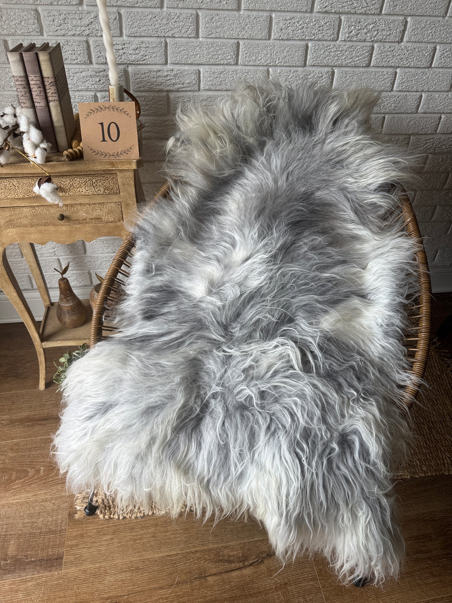 Follkee Natural Sheepskin Rug – Silver White Shades, Scandinavian Decor, All‑Natural Wool MEL43