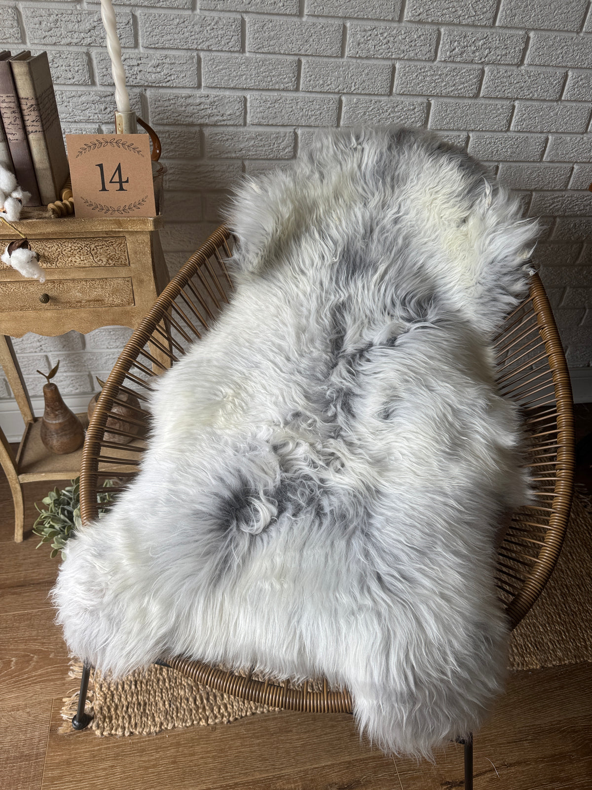 Follkee Natural Sheepskin Rug – Silver White Shades, Scandinavian Decor, All‑Natural Wool MEL43