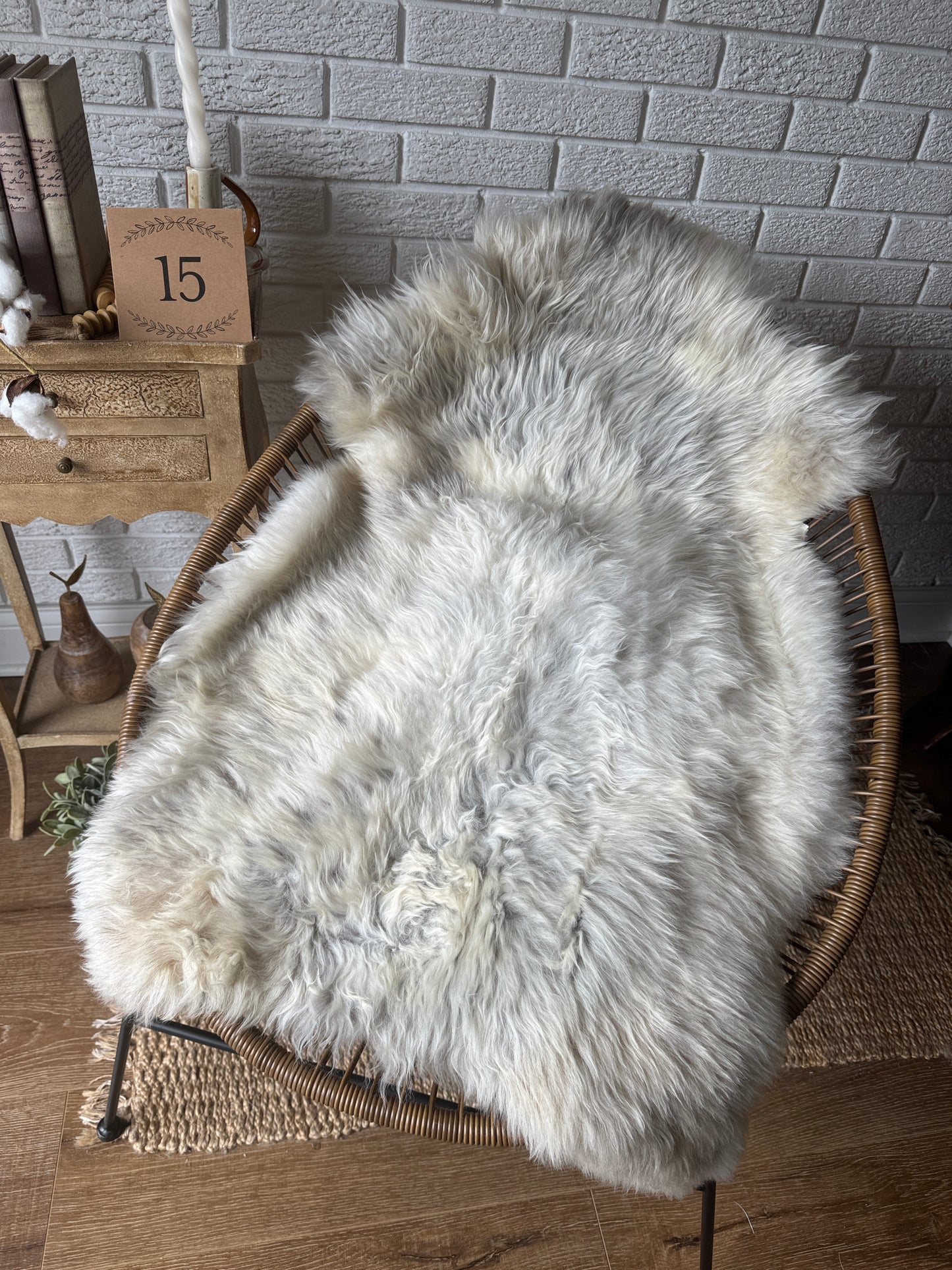 Follkee Natural Sheepskin Rug – Silver White Shades, Scandinavian Decor, All‑Natural Wool MEL43