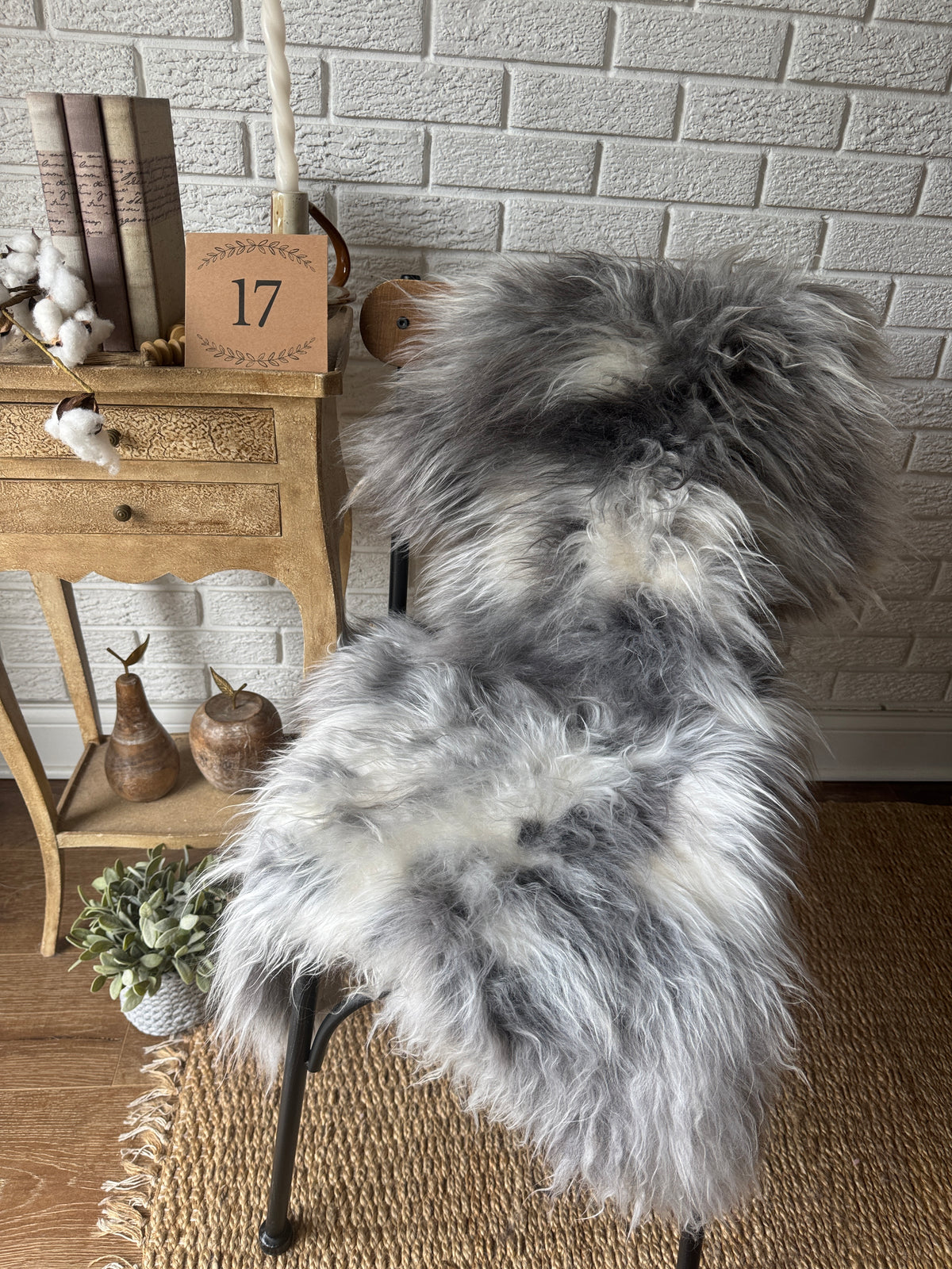Follkee Natural Sheepskin Rug – Silver White Shades, Scandinavian Decor, All‑Natural Wool MEL43