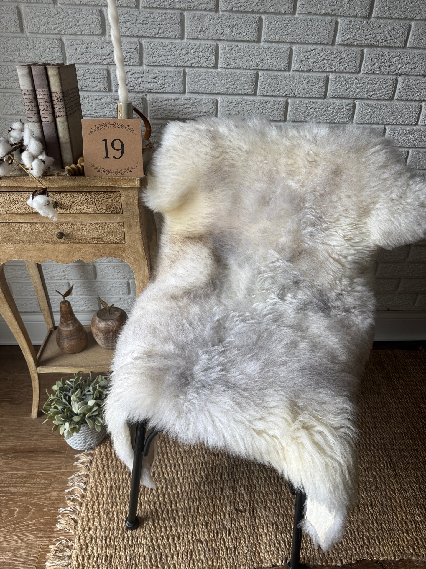 Follkee Natural Sheepskin Rug – Silver White Shades, Scandinavian Decor, All‑Natural Wool MEL43