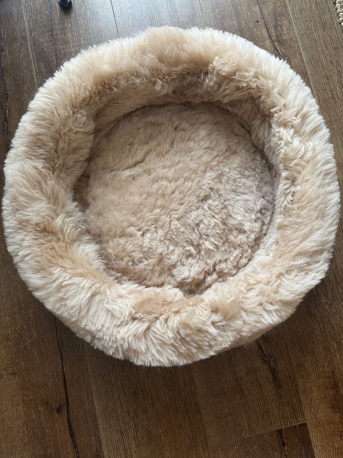 🤍 Merino Sheepskin Pet Bed — Natural Wool Comfort for Cats & Dogs