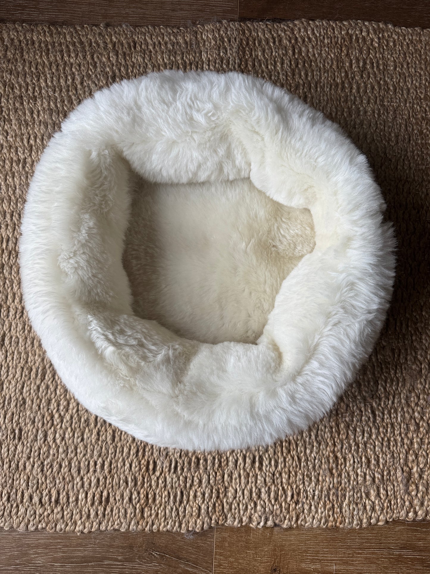 🤍 Merino Sheepskin Pet Bed — Natural Wool Comfort for Cats & Dogs