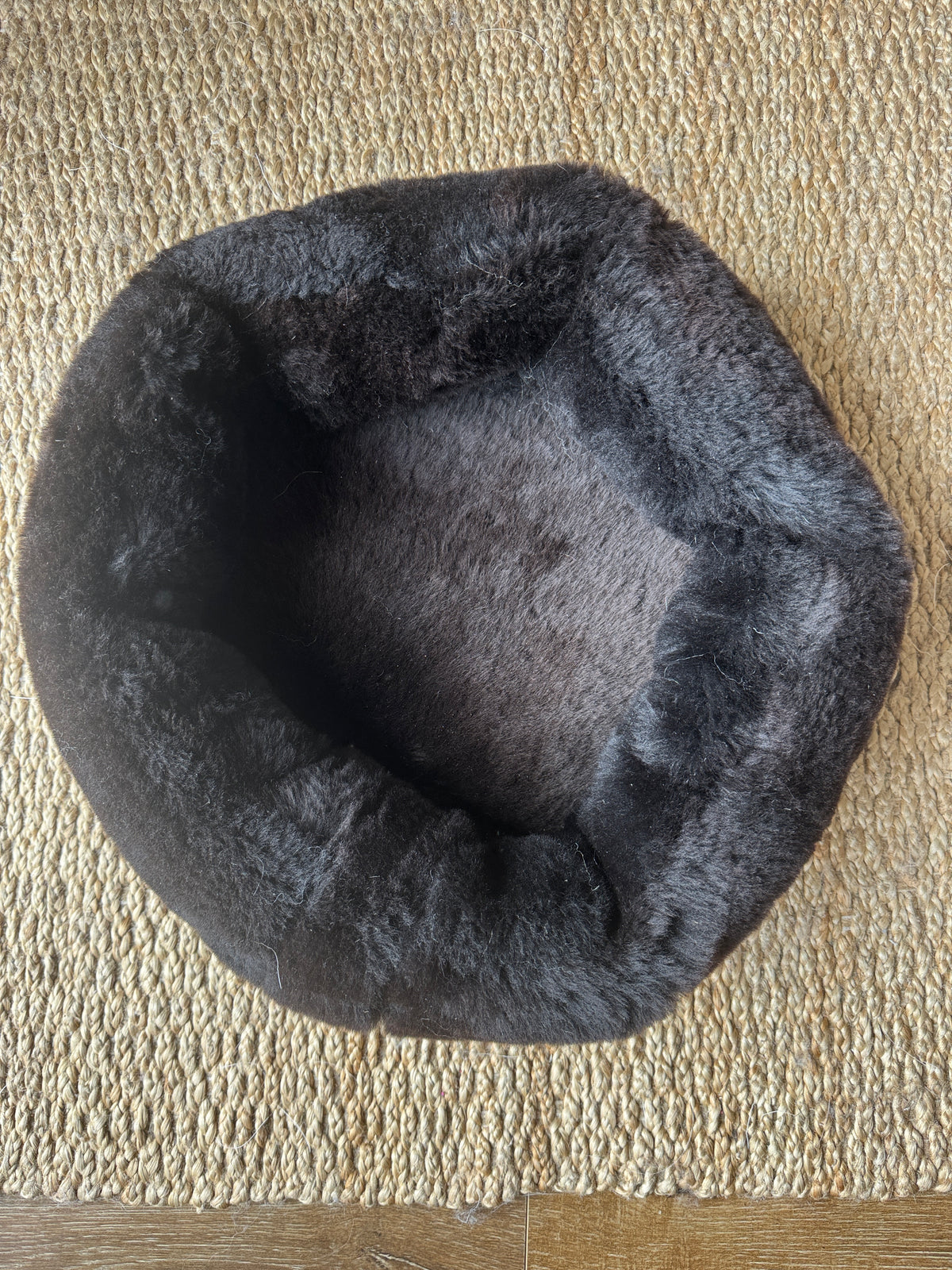 🤍 Merino Sheepskin Pet Bed — Natural Wool Comfort for Cats & Dogs