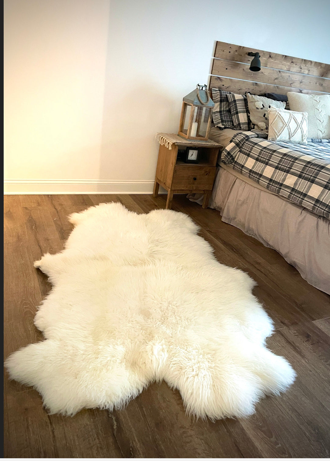 Follkee Beautiful White Iceland SHEEPSKIN hot rug