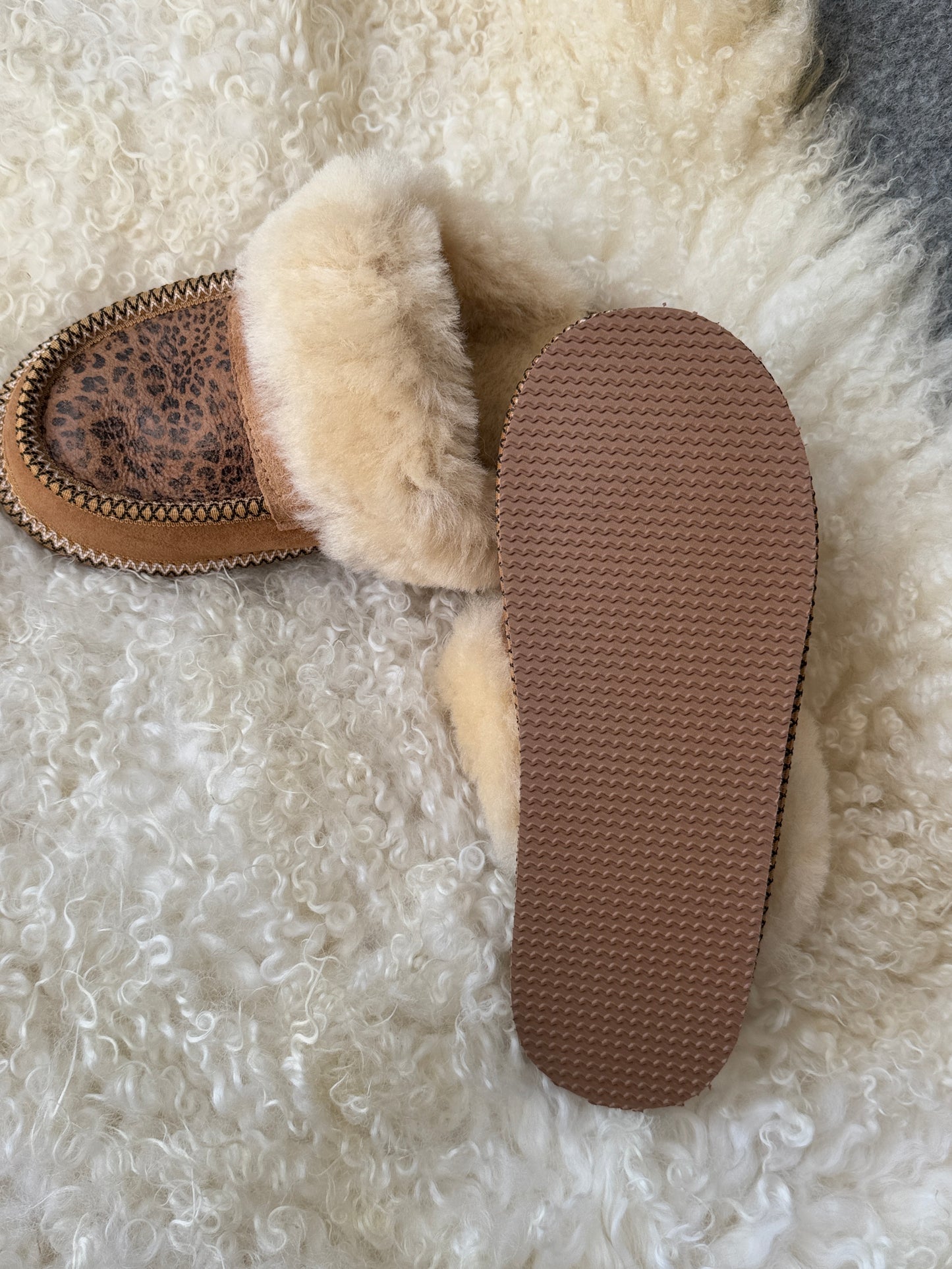 Stylish Women’s Sheepskin Slip-Ons – Leopard Theme, Ultra Soft, Ultra-Light Slippers, House Shoes