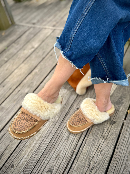 Stylish Women’s Sheepskin Slip-Ons – Leopard Theme, Ultra Soft, Ultra-Light Slippers, House Shoes